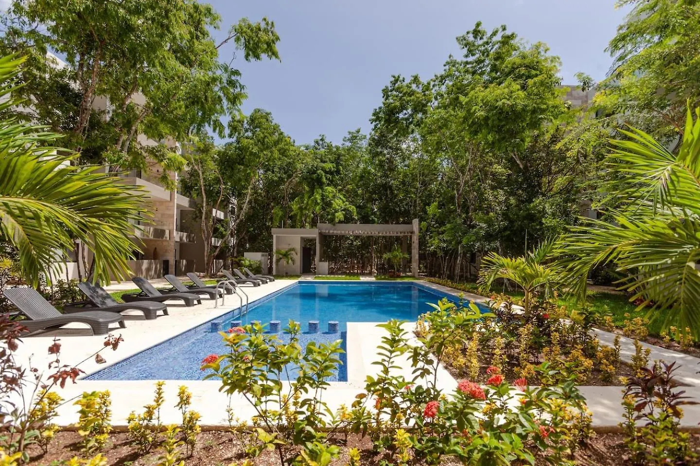 הקונטקטים של Rayodesol Condo Gated, 10Min To Beach,Gym,6Pools